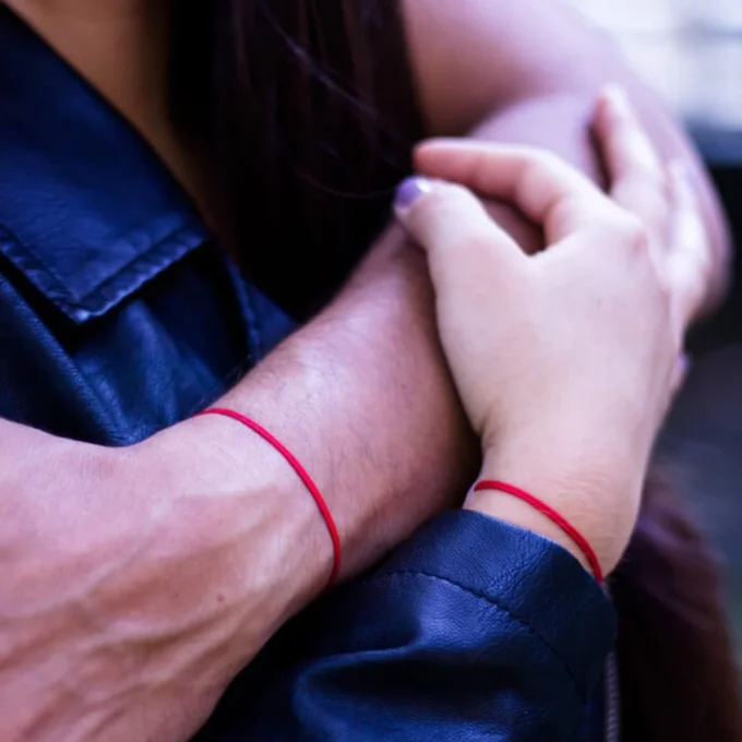 CARTE TU ES LE FIL ROUGE DE MA VIE+ 2 BRACELETS ROUGES - R01